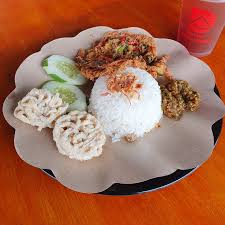 Nasi Lalapan Kornet Telur Gimbal
